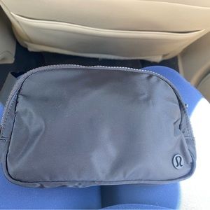 Lululemon Everywhere belt bag- black